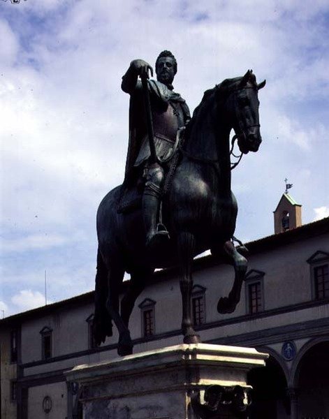 Estátua Equestre do Grão-Duque Ferdinand I (c.1123-90) vista lateral do cavalo e cavaleiro (bronze) de Giambologna