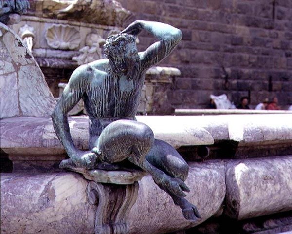 A Fonte de Netuno, detalhe de um sátiro de Giambologna