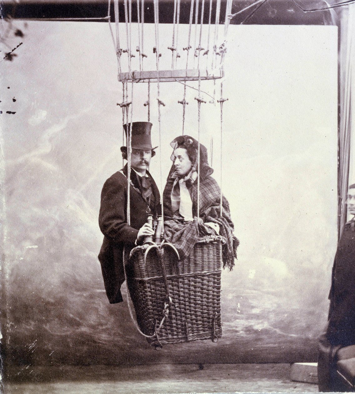 Retrato fotográfico do fotógrafo e piloto do aerostato Felix Tournachon dit Nadar (1820-1910) e sua esposa posando em uma cesta de balão de Nadar