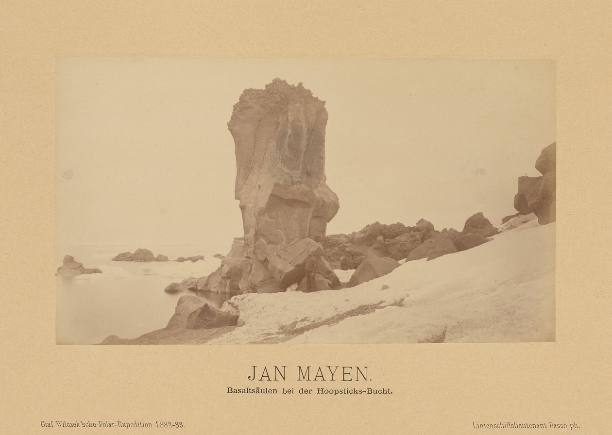 Jan Mayen, colunas de basalto na baía de Hoopsticks de (Linienschiffs Lieutenant) Richard Basso