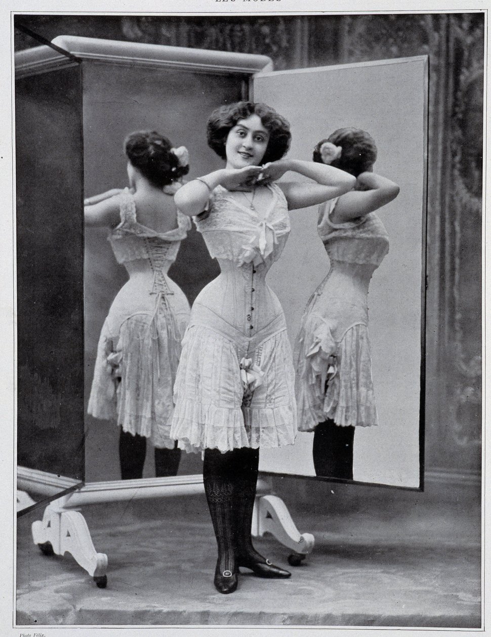 Modelo apresentando o espartilho Thylda, foto Félix - em "Les Modes", Dez. 1907. de (after) Felix Studio