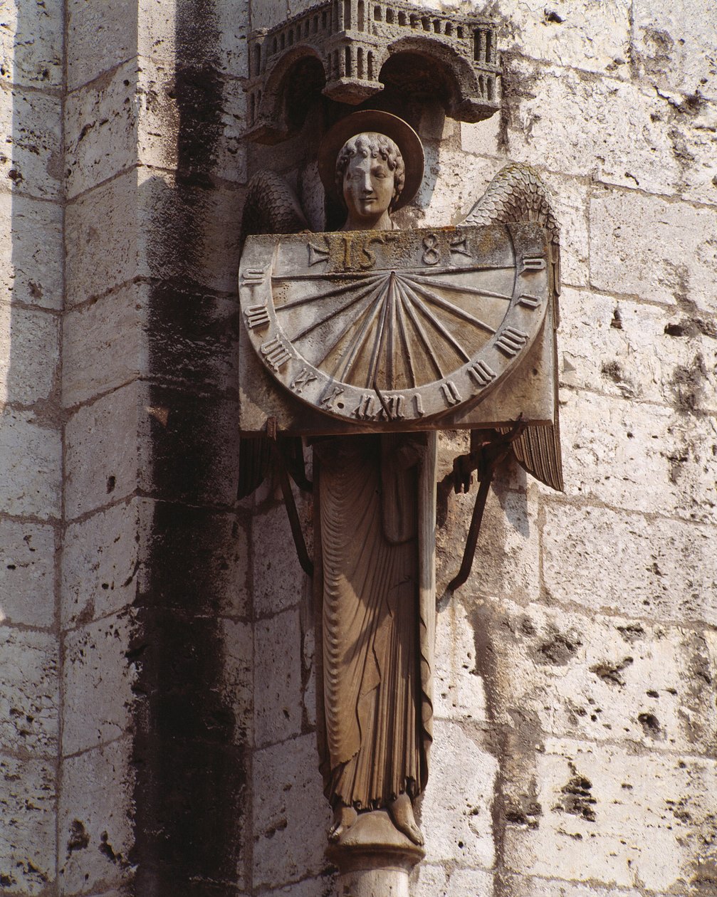 Arte Gótica: "Representação do Anjo no mostrador" Escultura do século XX após um original do século XVI preservado na cripta, no canto sudoeste da Basílica Notre Dame de Chartres (Eure et Loir) (anjo com relógio de sol, a catedral N de (after) French School