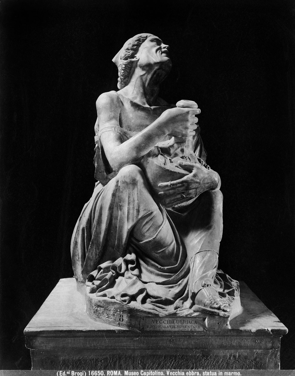 Estátua de uma velha mulher bêbeda segurando uma casca de vinho (mármore) de (after) Myron