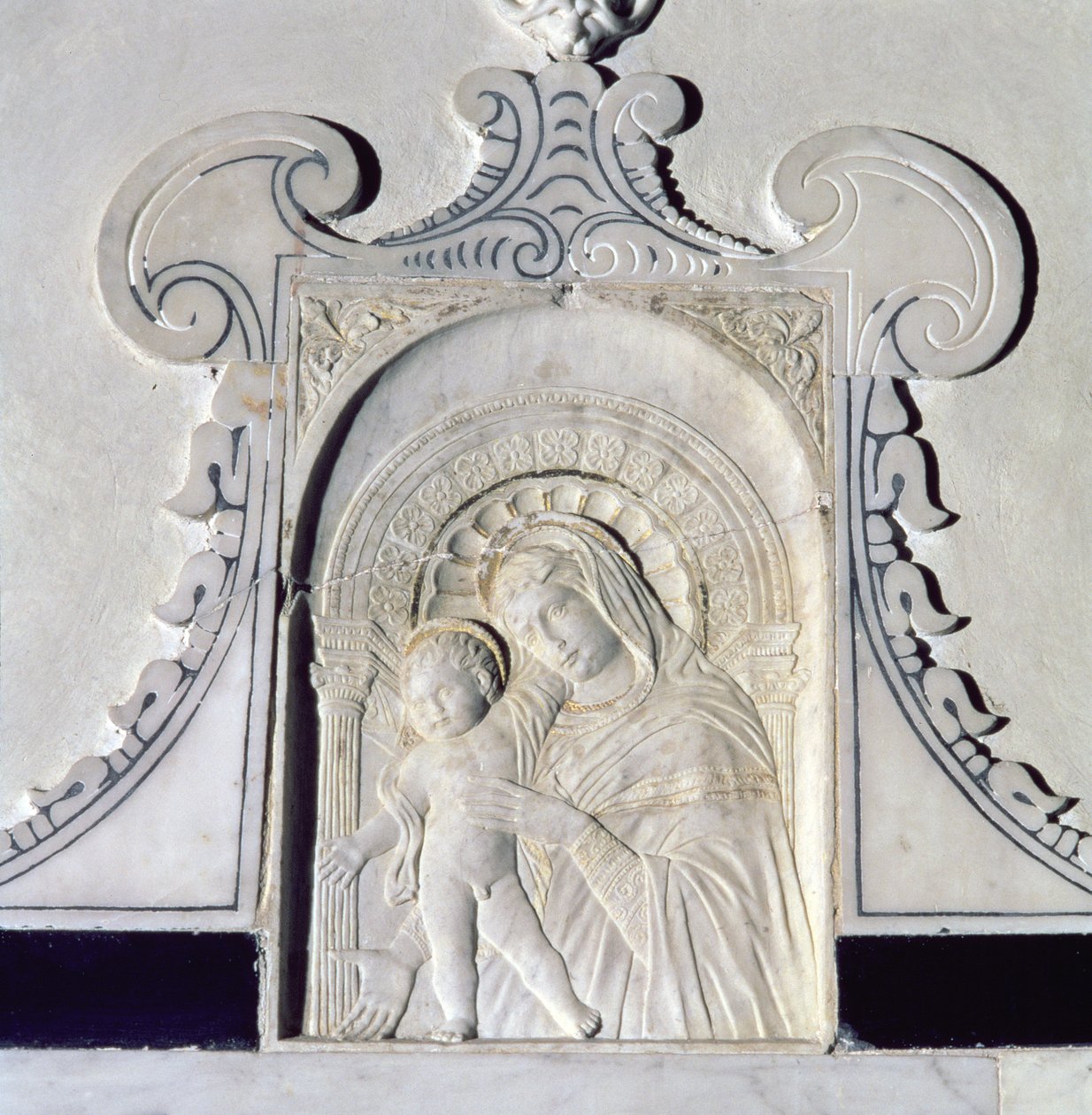 Bas-relief de uma Madonna e Criança (mármore) de (attr. to) Donatello