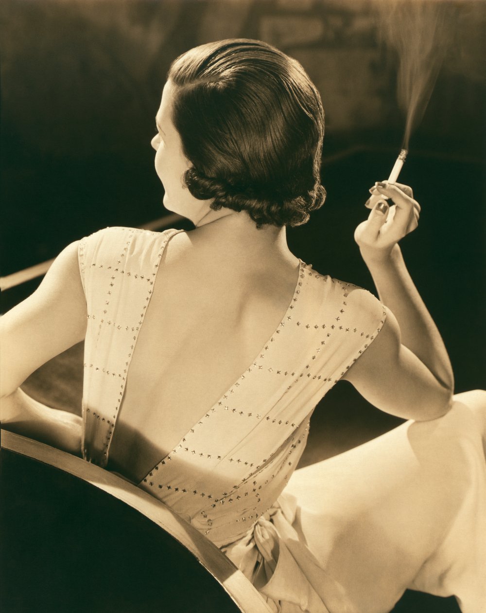 Uma mulher glamourosa fumando de Unknown