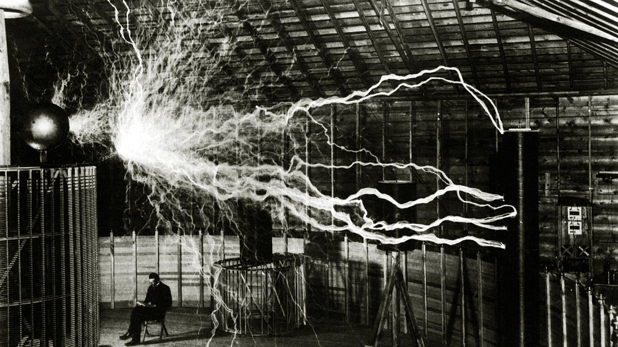 Uma foto de exposição múltipla de Tesla com seu transmissor Magnifying 1899 de Unknown