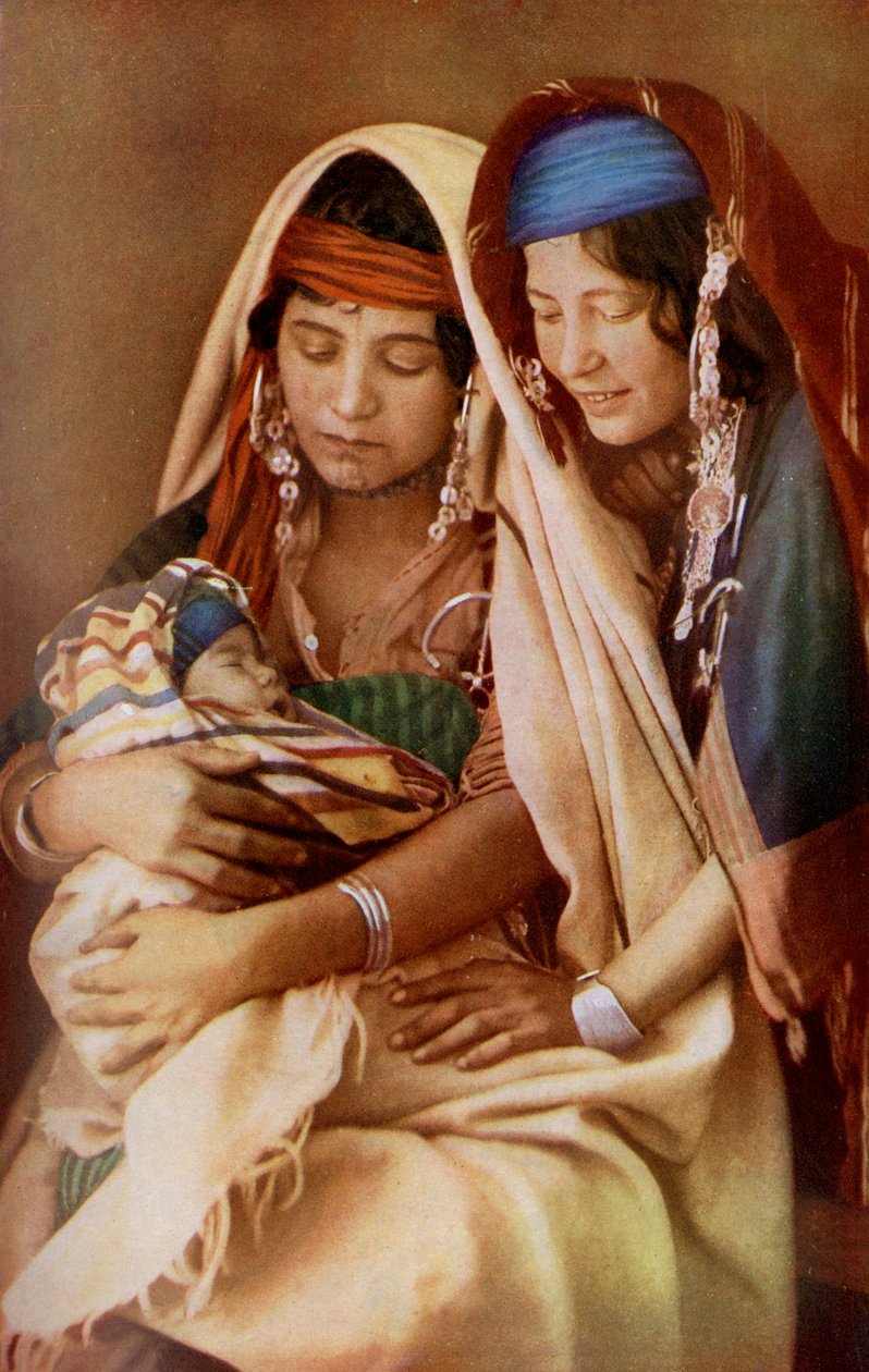 África. Duas mulheres beduínas com um recém-nascido. 1920 de Unknown