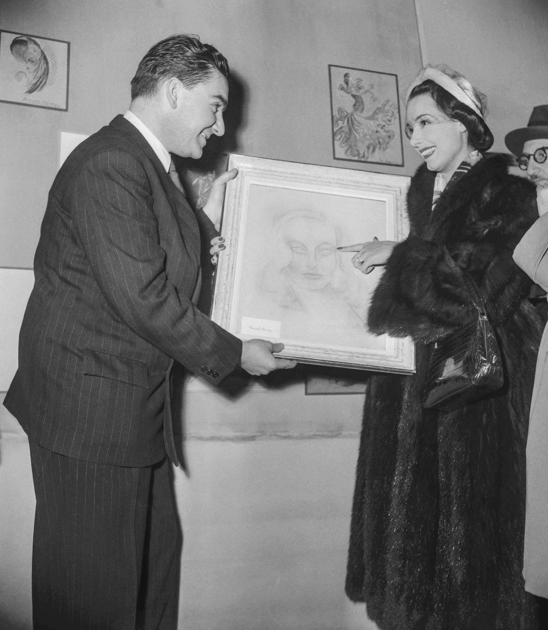 Exposição de arte (obras de arte feitas por atores), no Palais des Beaux Arts em Paris, 16 de dezembro de 1950: a atriz francesa Marcelle Derrien mostrando sua tela ao diretor da exposição de Unknown