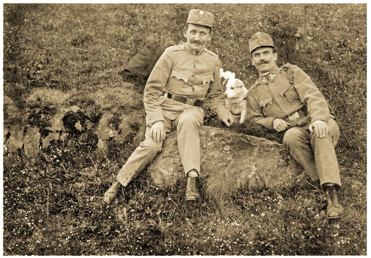 Soldados austríacos com um cachorro, 1914-18 de Unknown