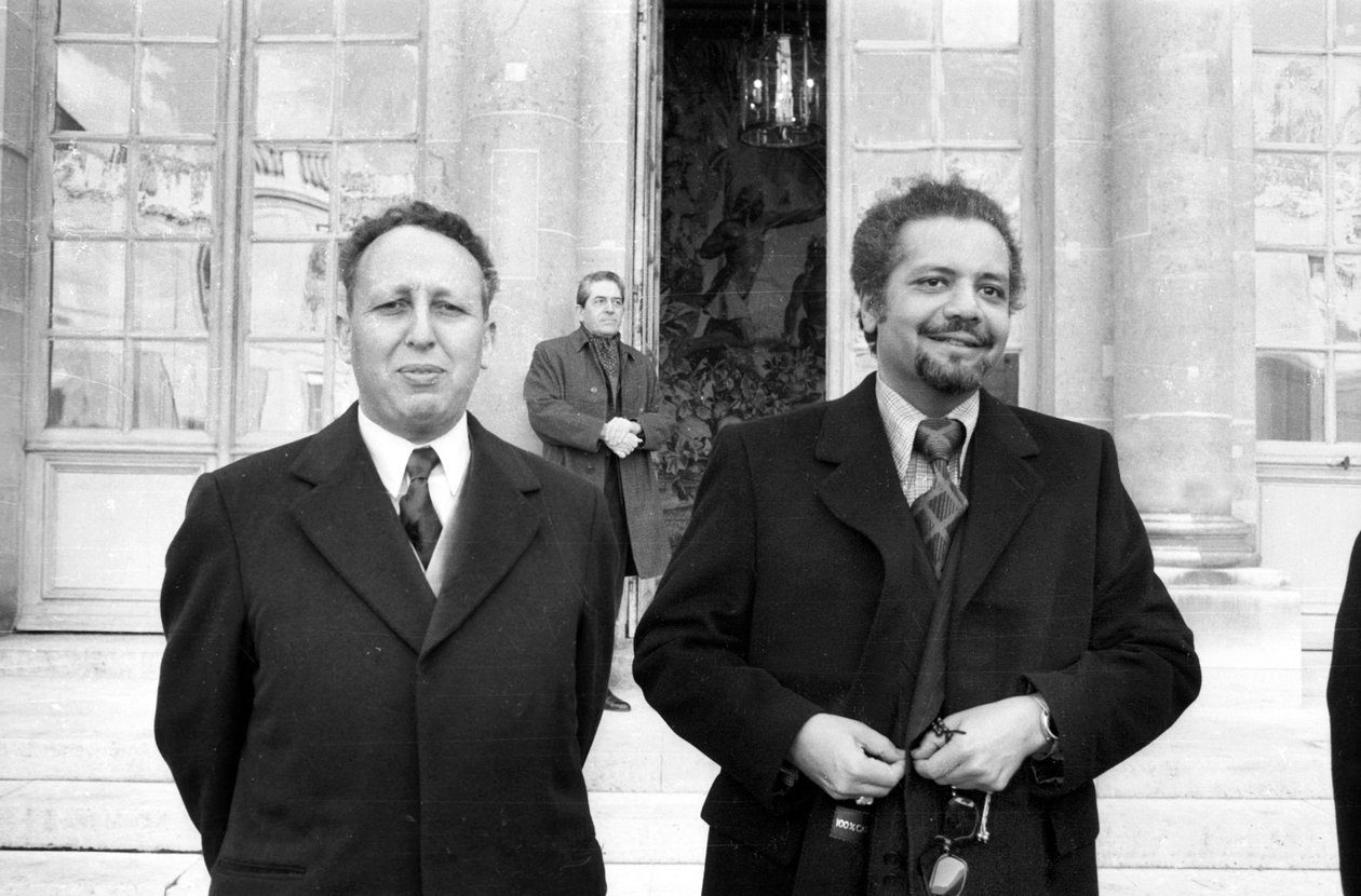 Belaid Abdesselam, Ministro da Indústria e Petróleo da Argélia, e Sheik Ahmed Zaki Yamani Ministro da Indústria de Petróleo, em 27 de novembro de 1973, em Paris de Unknown