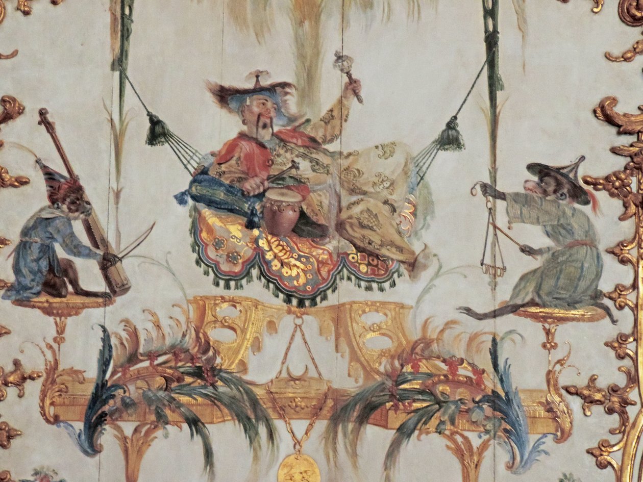 Chantilly, Chateau: Um detalhe da decoração da Grande Singerie de Christophe Huet, 1737 de Unknown