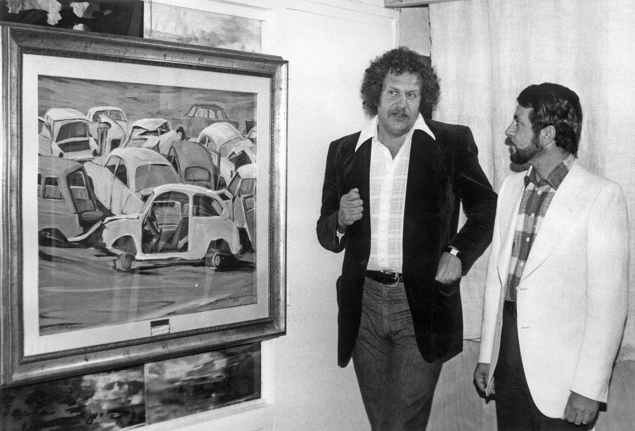 Morte Shuman Admirando Um Dos Presentes De Lona Gianni Guadalaxara Intitulado "Jardin DToday" Em La Cité Berryer Rue Royale Um Paris 26 de junho de 1974 de Unknown