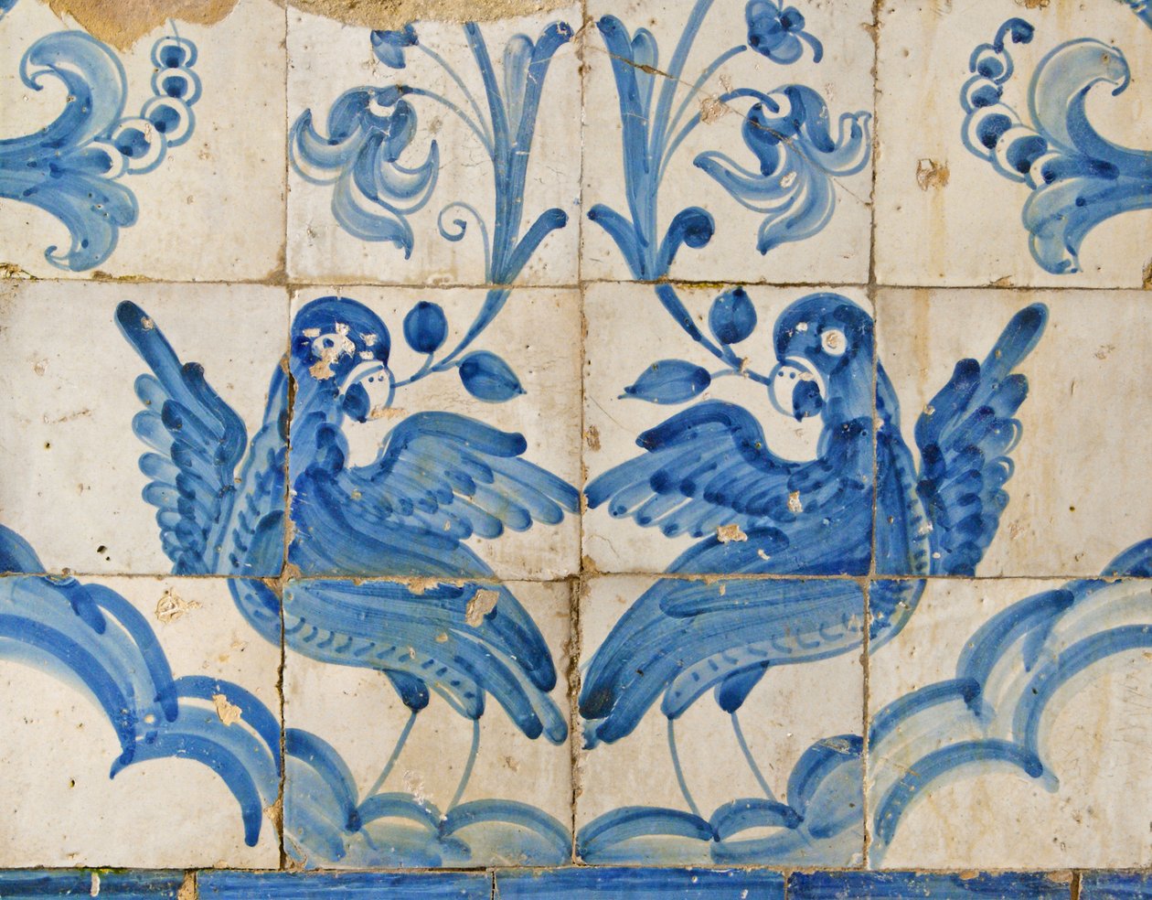 Painel decorativo representando pombas com lírios em seus bicos, Tarouca, Portugal (revestimentos cerâmicos) de Unknown