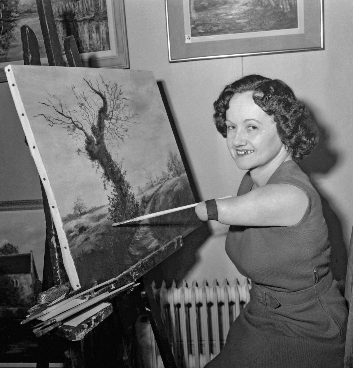 Denise Legrix, nascida sem pernas nem antebraço) pintando uma tela, Paris, 21 de novembro de 1960 de Unknown
