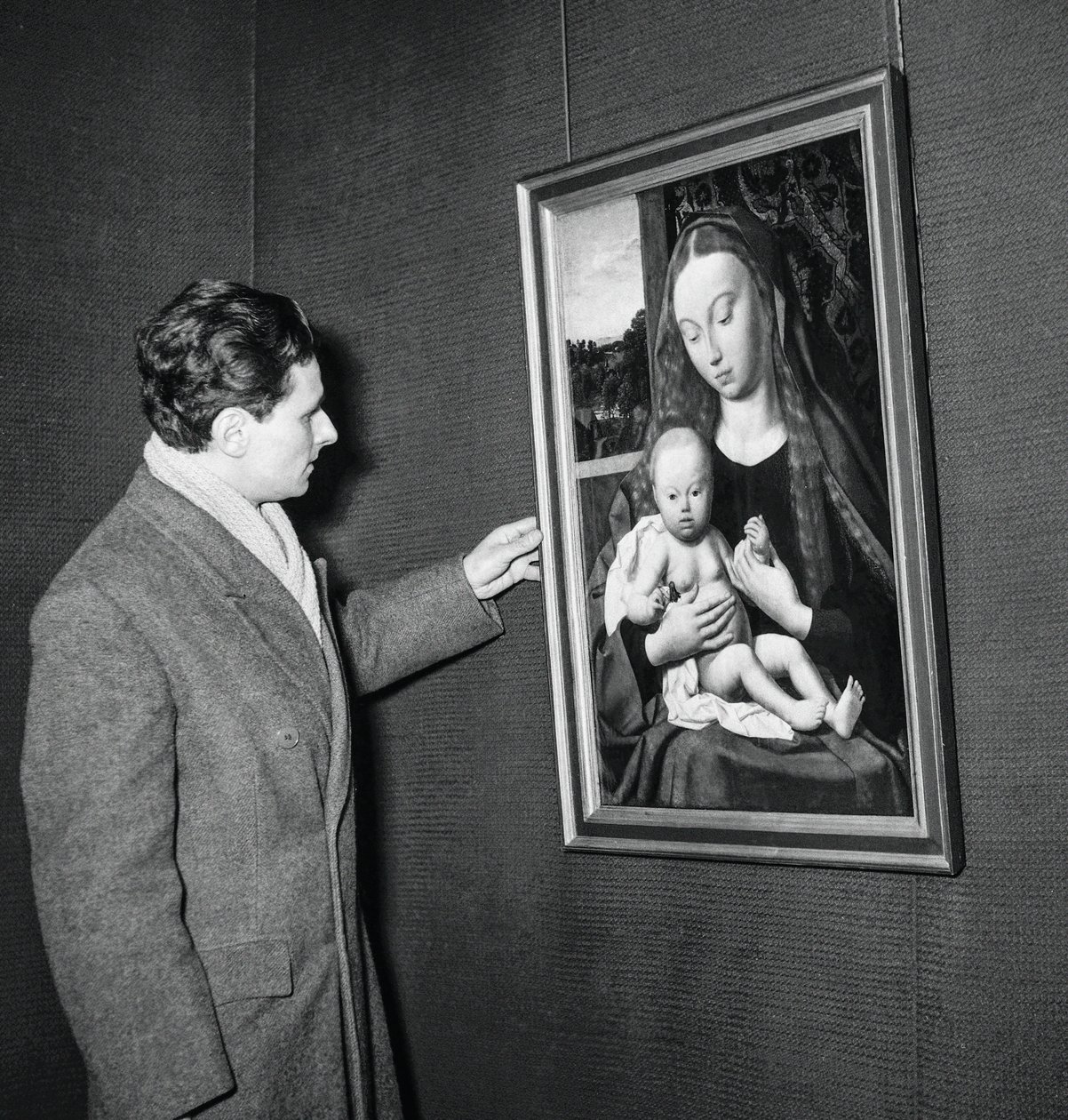 Exposição de obras-primas de musuems de Berlim no Petit Palais, Paris, 31 de janeiro de 1951: aqui a tela A Virgem e o Menino por Gerard de Saint-Jean de Unknown