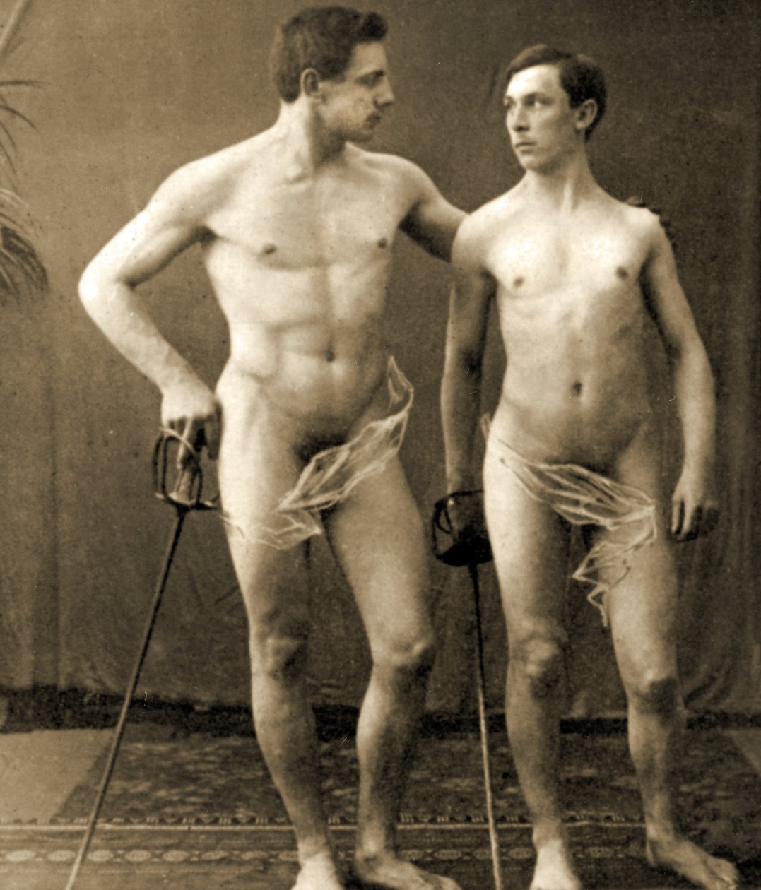 Esgrimistas posando, c.1910 (foto sépia) de Unknown