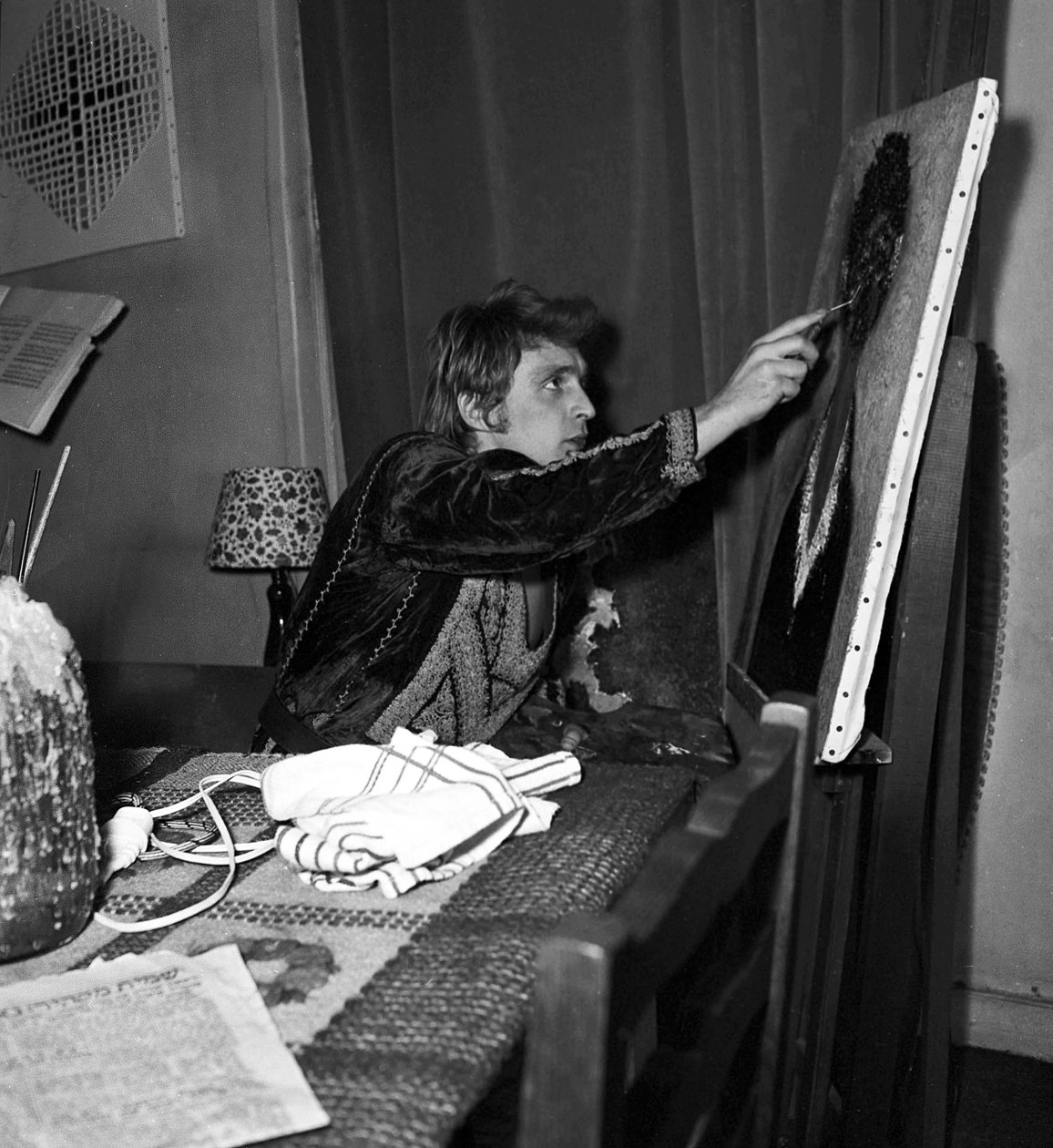 Cantor francês Christophe (Daniel Bevilacqua) pintando uma tela em casa, 18 de novembro de 1969 de Unknown