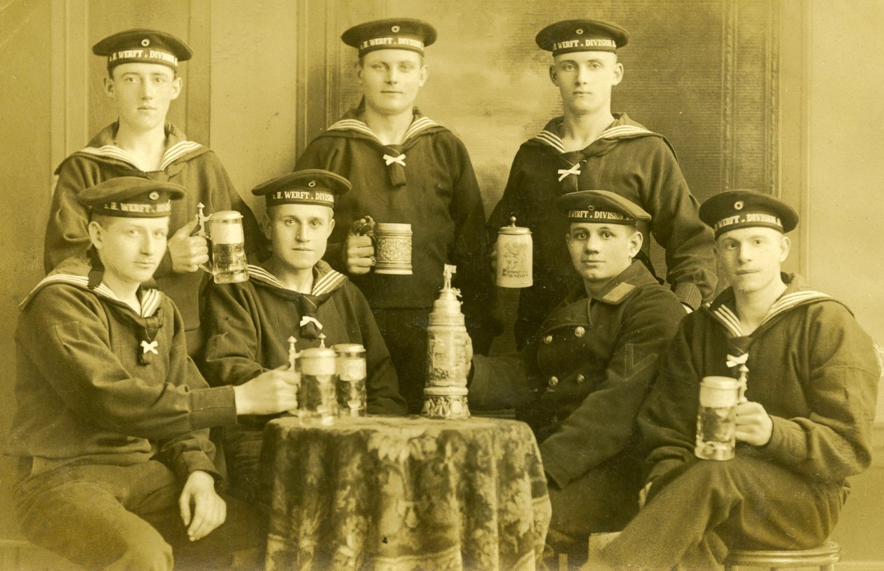 Marinheiros alemães da marinha imperial WW1 bebendo cerveja, c.1914 de Unknown