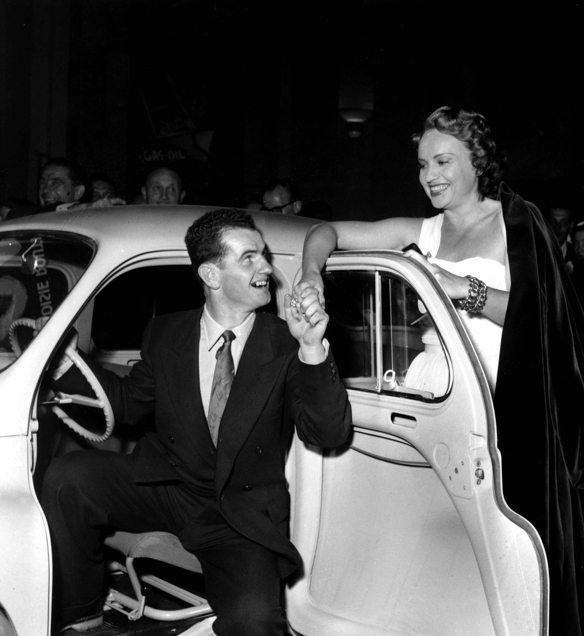Ginette Leclerc Feminina Destaque Do Filme Gas Oil Felicite Jean Brouat Dans La Renault 4 Cv Durante Uma Noite Na Salle Pleyel, Na Ocasião Da Vitrine Do Filme Gas Oil Em 13 De Outubro De de Unknown