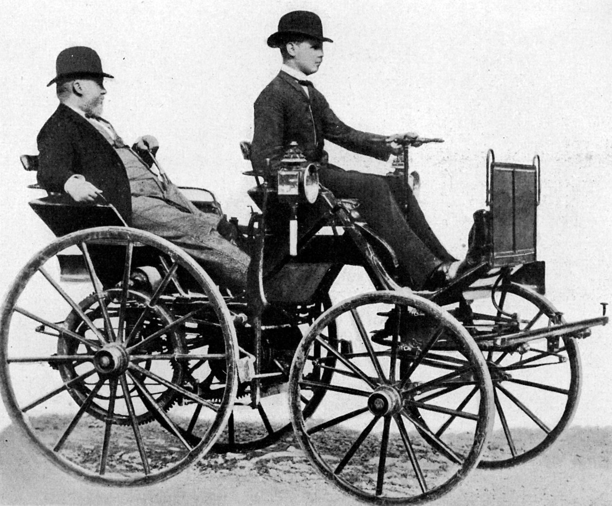 Gottlieb Daimler em seu carro movido a gasolina, 1886 de Unknown