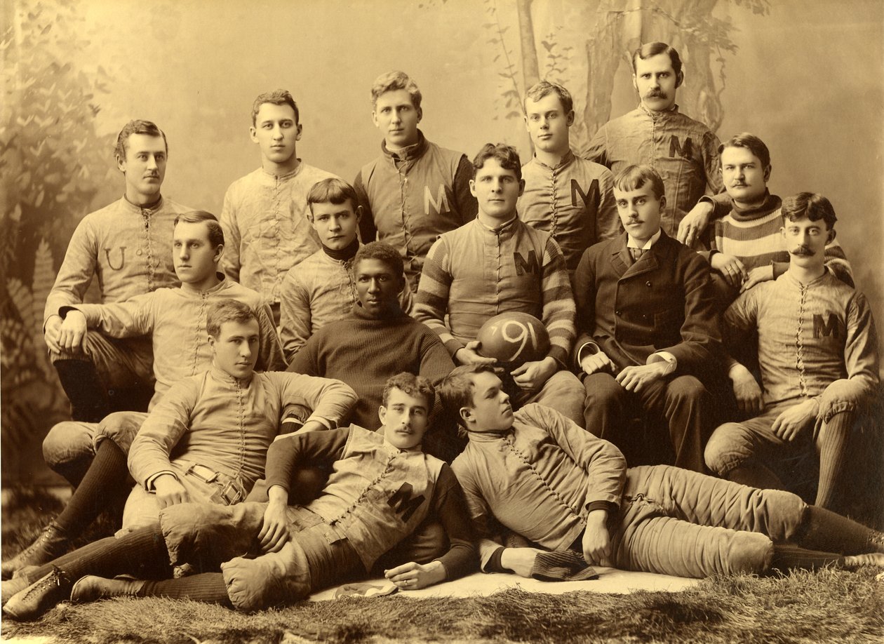 Retrato do grupo do time de futebol do Michigan Wolverines. 1890 de Unknown