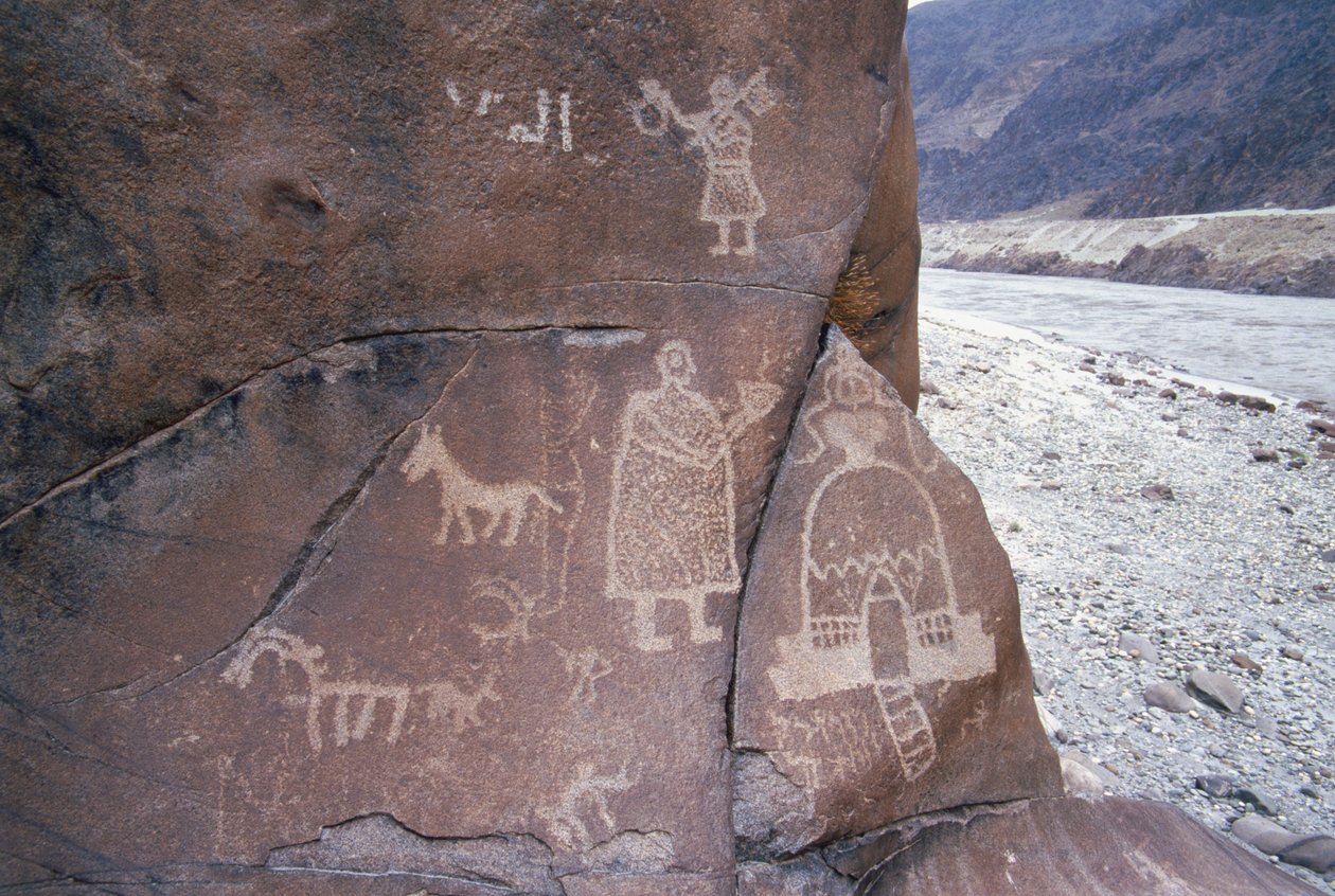 Imagens de animais e figuras humanas estão entre as 30 mil gravuras rupestres perto da aldeia de Chilas, na cordilheira de Karakoram, no norte do Paquistão. O rio Indus também é visível fluindo pelo de Unknown