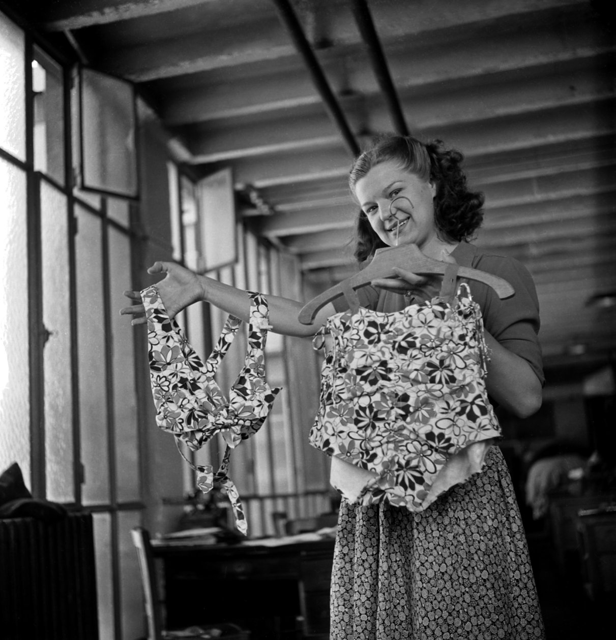 Confecção de roupas (fato de banho) com lona de avião, Paris, C. 1947 de Unknown