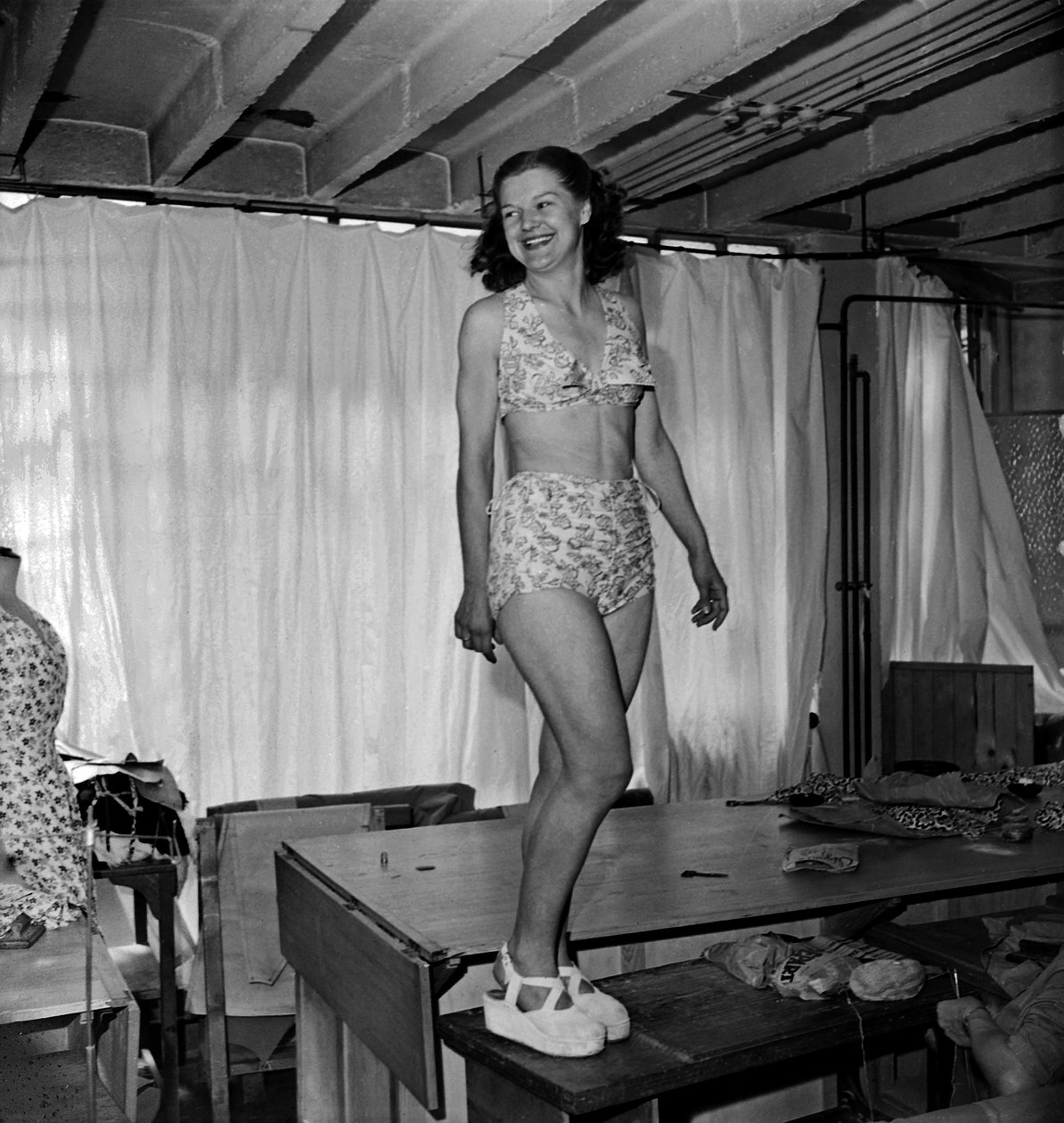 Confecção De Roupas (Aqui Terno De Natação) Com Tela Plana, Paris, C. 1947 de Unknown