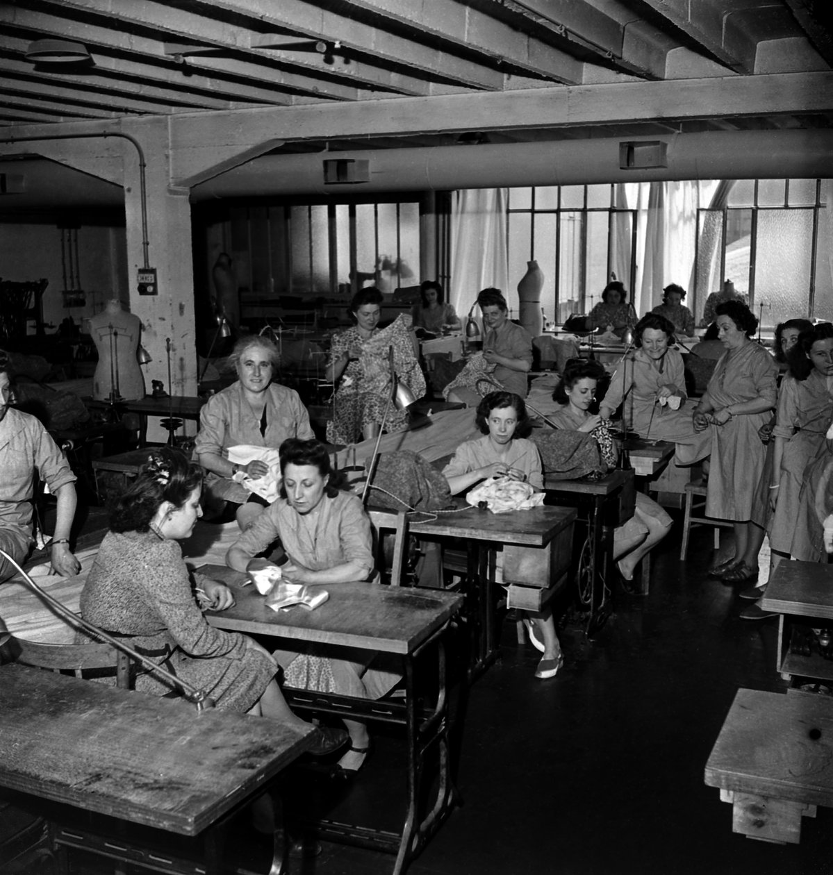 Confecção de roupas com lona de avião, Paris, C. 1947 de Unknown