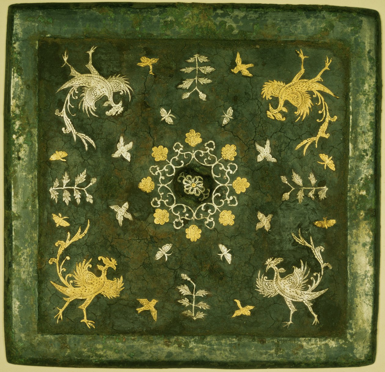 Espelho, bronze com encosto lacado, decorado em ouro e prata com trabalho de rolagem, Dinastia Tang (618-906) de Unknown