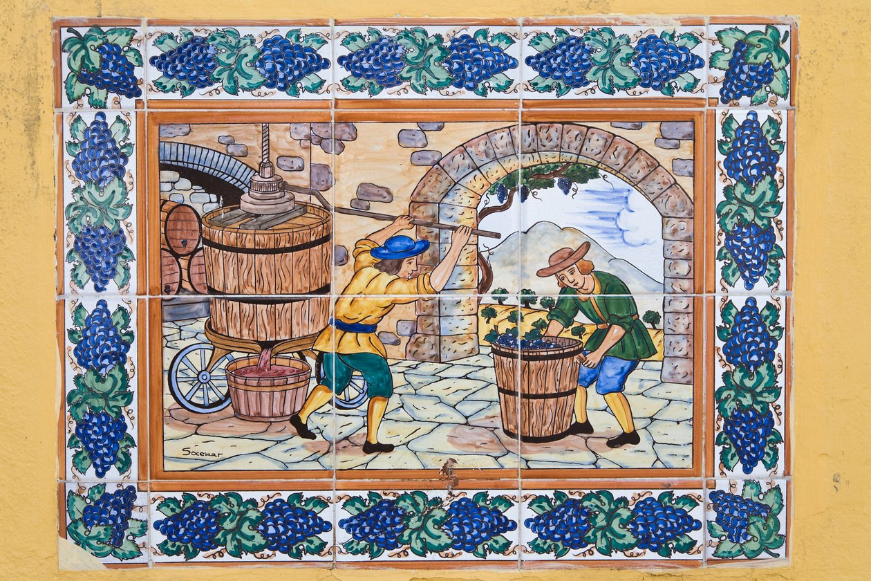 Modernos azulejos espanhóis em estilo do século 17 ou 18, mostrando os trabalhadores que operam o lagar na adega de vinha de Unknown