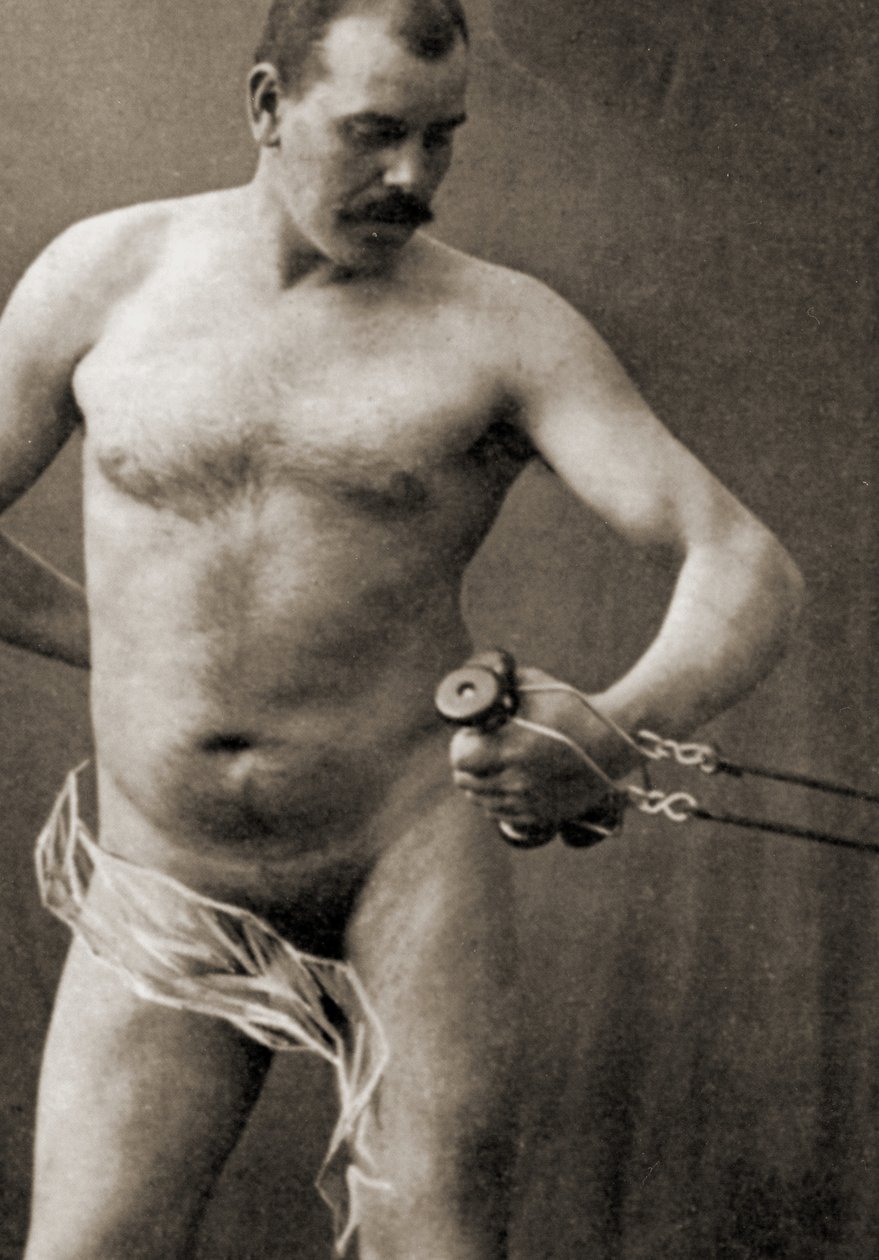 Macho nu segurando a alça de uma máquina de cabo, c.1910 (foto sépia) de Unknown