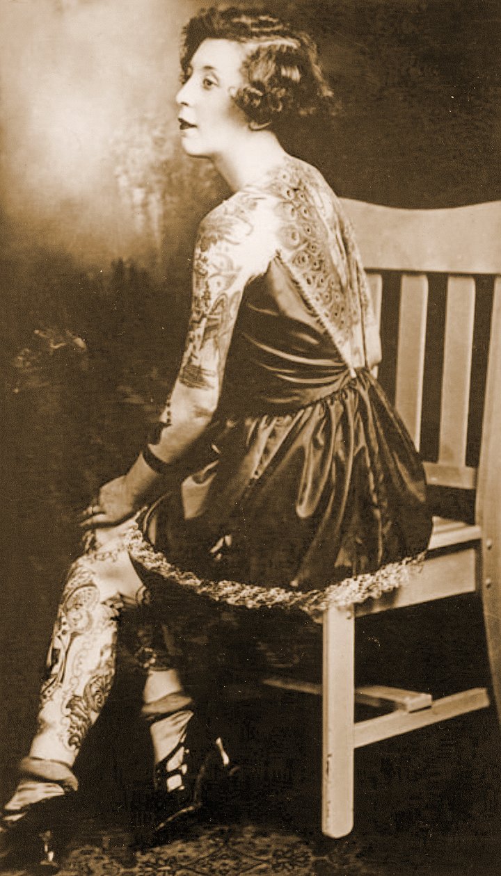 Retrato de uma mulher tatuada, c.1895 (foto sépia) de Unknown