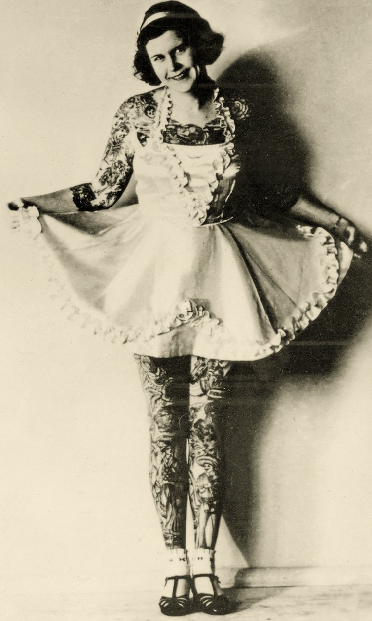 Retrato de uma mulher tatuada, c.1946 (foto sépia) de Unknown
