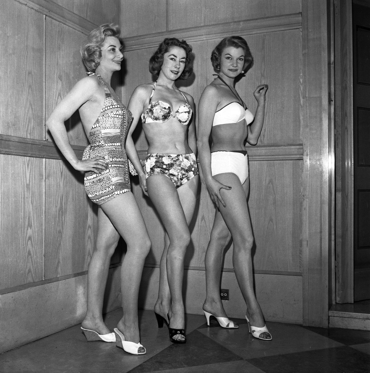 Apresentação de fatos de banho e fatos de praia em Paris por L. Libron, 1957 de Unknown