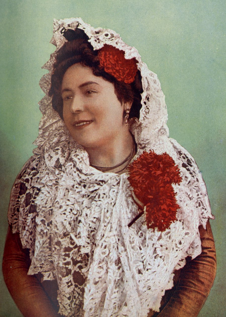 Espanha. As flores vermelhas e a mantilha de renda branca cobrindo o cabelo e os ombros exibem a beleza do sul da Andaluzia. 1920 de Unknown