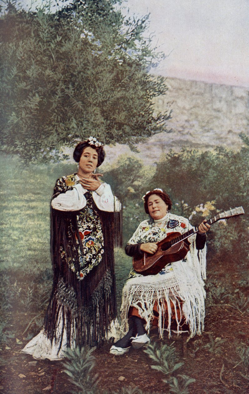 Espanha. Enquanto seu companheiro toca violão, a jovem bate levemente as mãos. A maioria dos dançarinos espanhóis prefere esta forma de acompanhamento. 1920 de Unknown