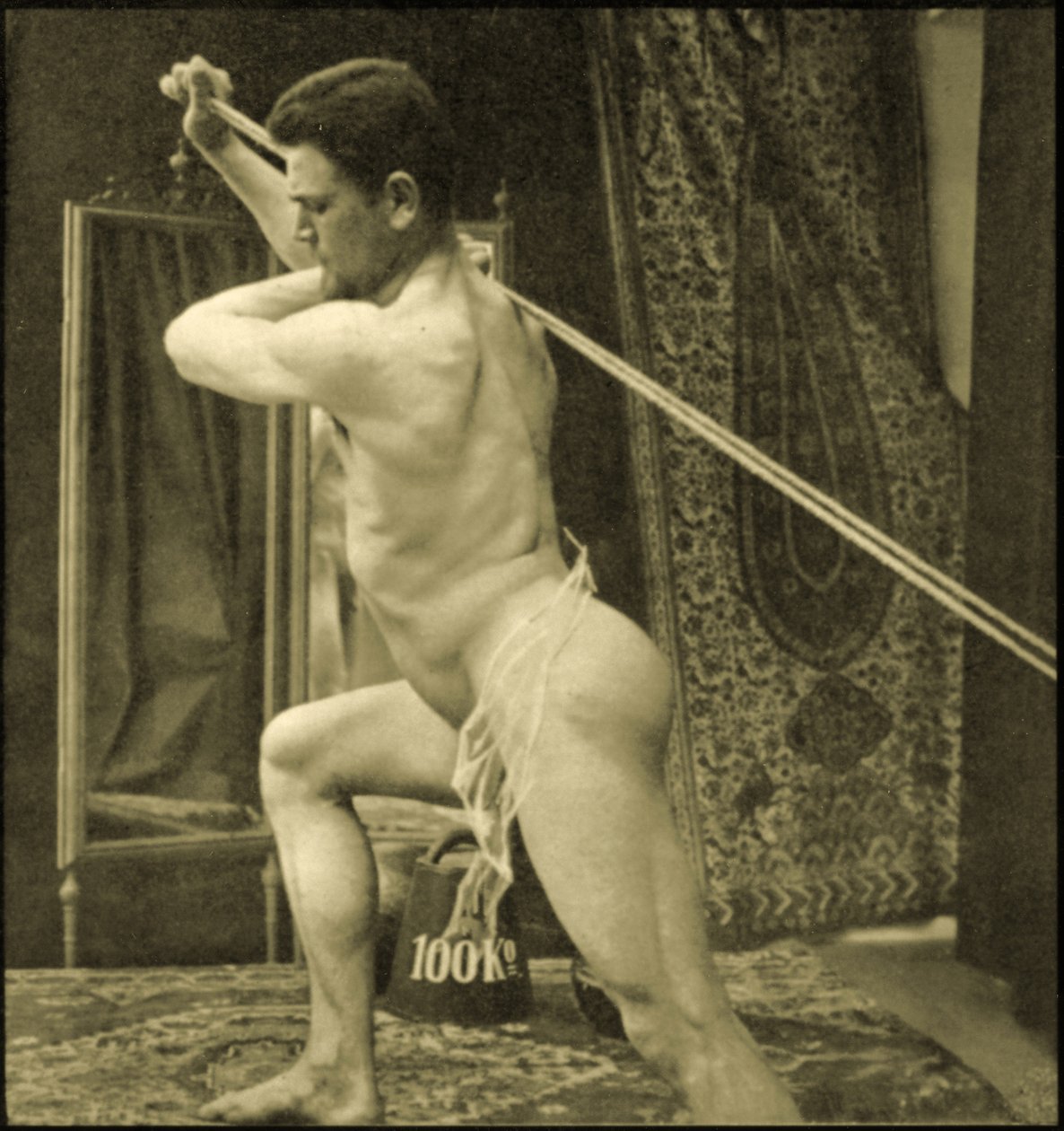 Usando uma máquina a cabo, c.1910 (foto sépia) de Unknown