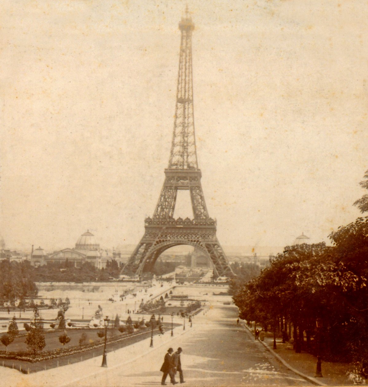 Vista da Torre Eiffel e Galeria de Máquinas dos Jardins Trocadérorn, Paris, França c. 1889 de Unknown