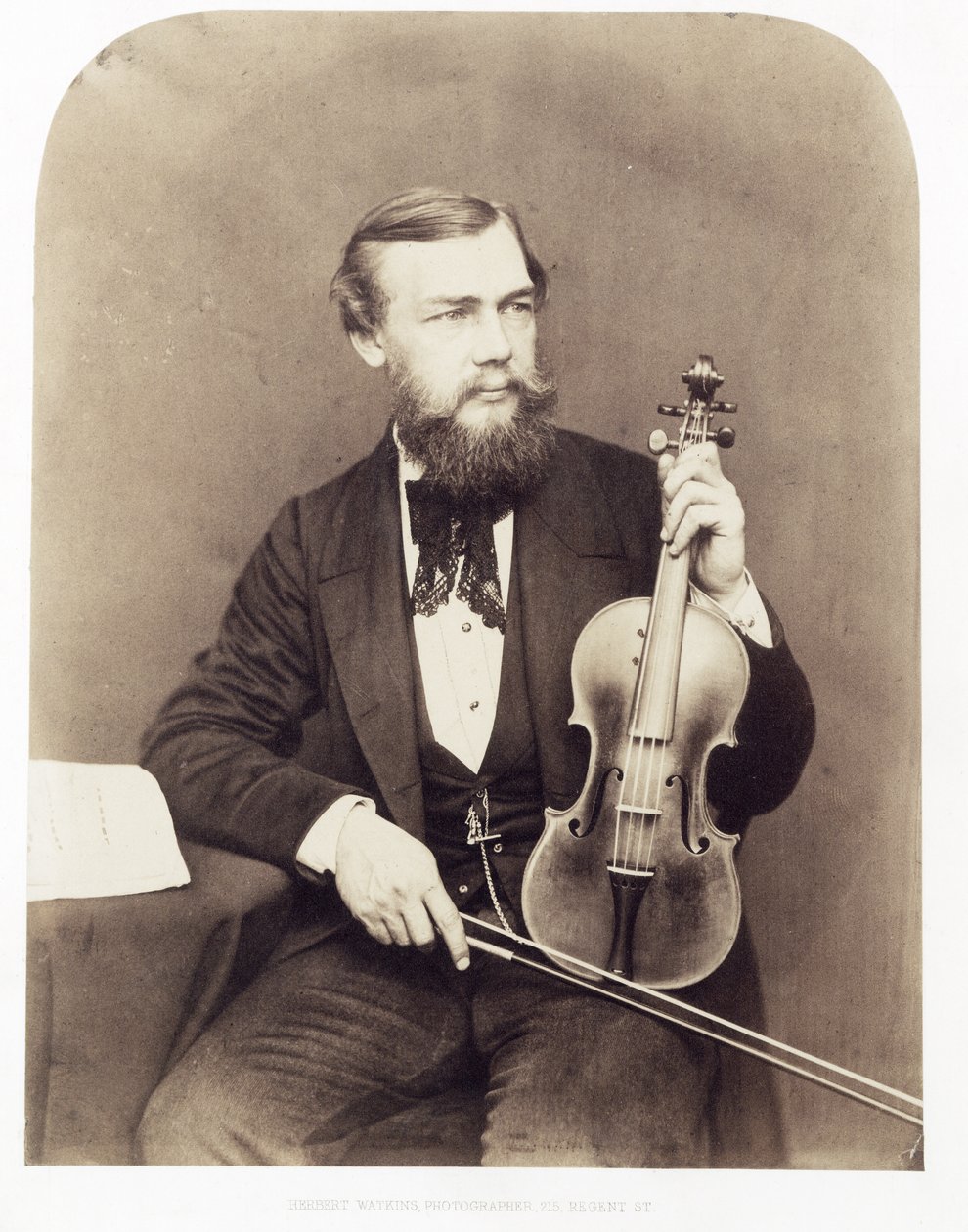 Violinista sentado com Stradivarius. de Unknown
