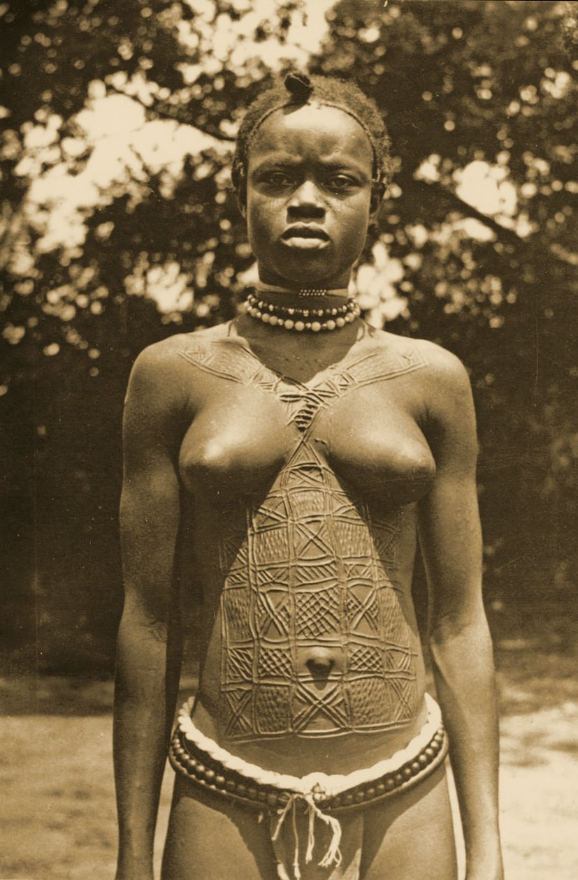 Mulher da Guiné com escarificação tradicional, c.1905 de Unknown