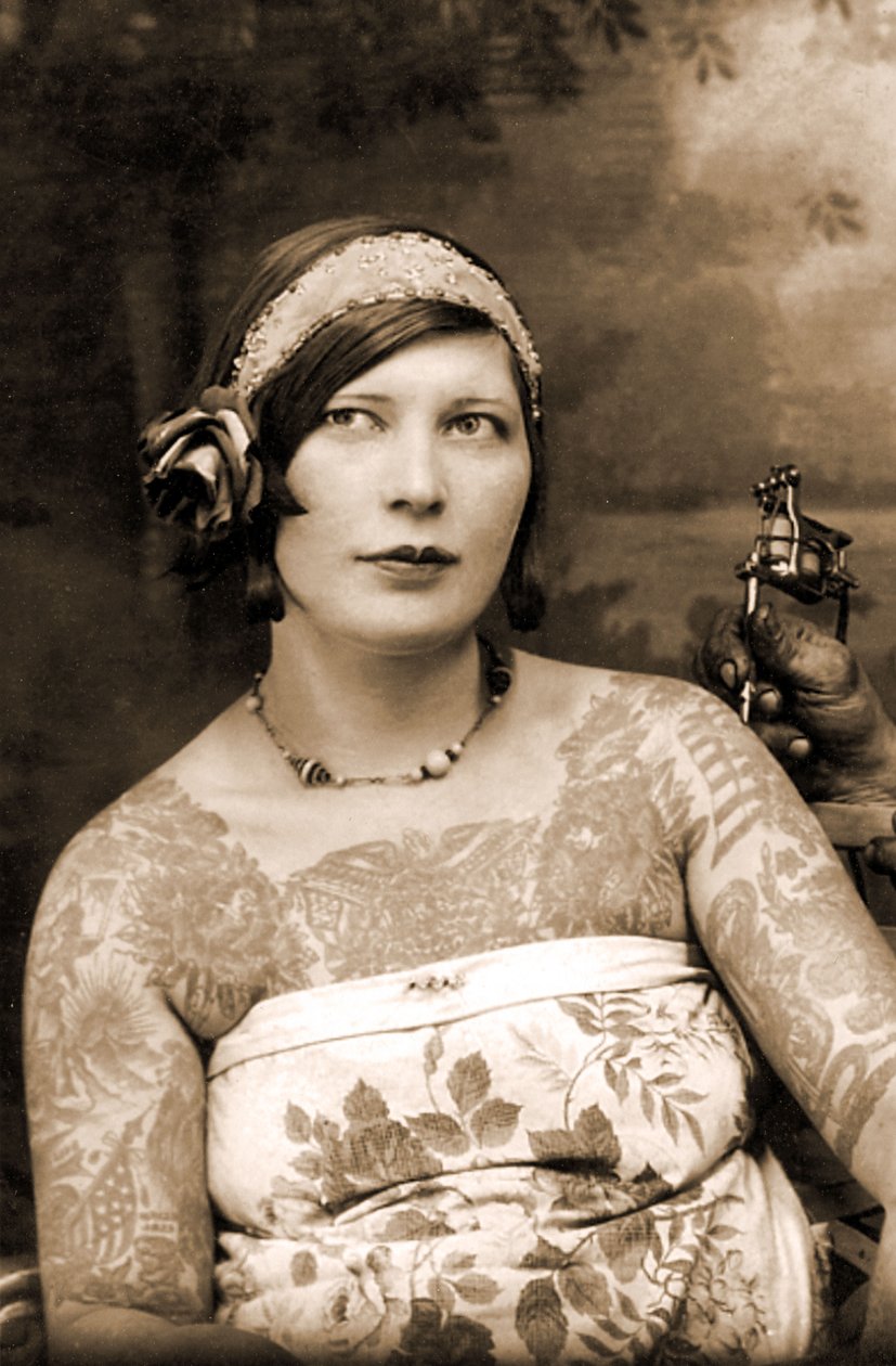 Mulher sendo tatuada por Charles Wagner, c.1905 de Unknown