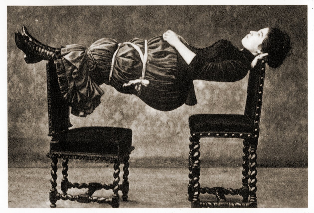 mulher levitando, c.1890 de Unknown
