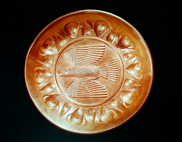 Placa gravada com águia com asas abertas (ouro) de Achaemenid