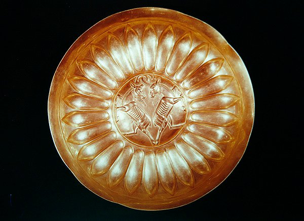 Placa gravada com dois íbex, de Hamadan, Irã (ouro) de Achaemenid