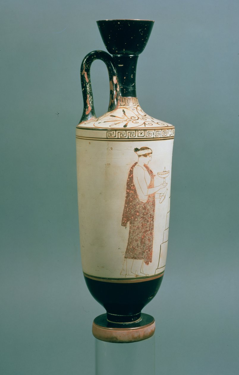 Lekythos sótão branco-terra decorada com uma mulher segurando um recipiente para perfume e um alabastron, de Laurium, Attica, (cerâmica) (para recto ver 104792) de Achilles Painter