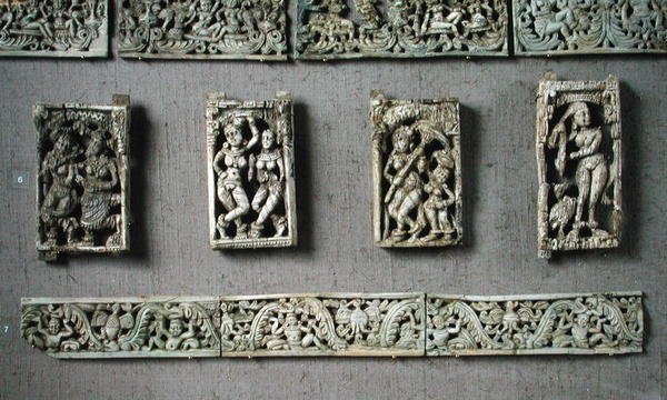 Quatro placas representando figuras femininas e duas bandas decorativas, de Begram de Afghan School