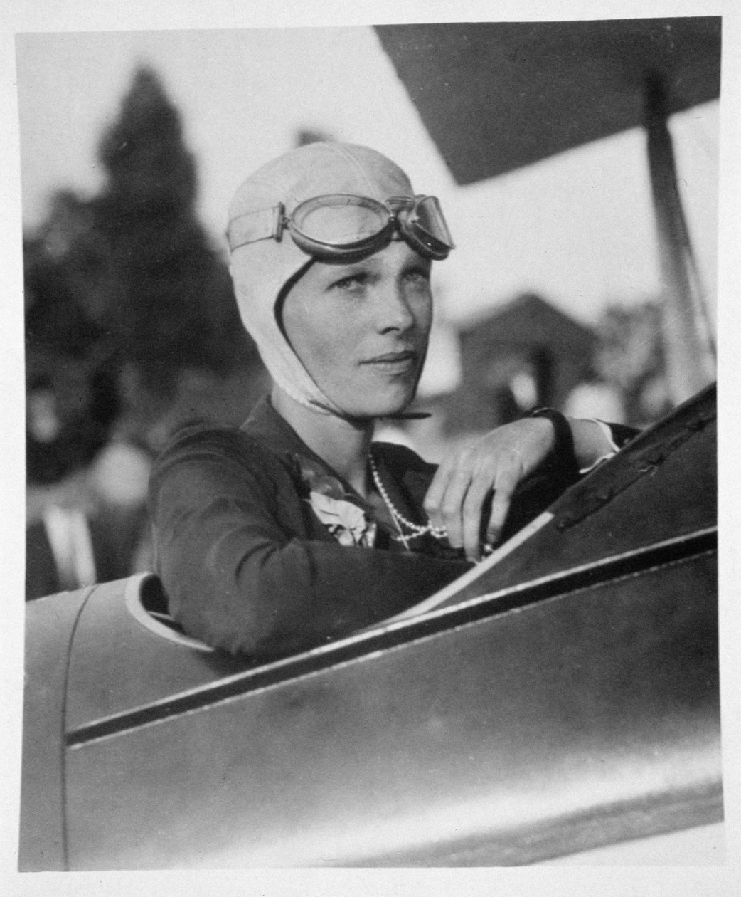 Amelia Earhart (1897-1937) em avião de treinamento em Boston, 1926 de American Photographer