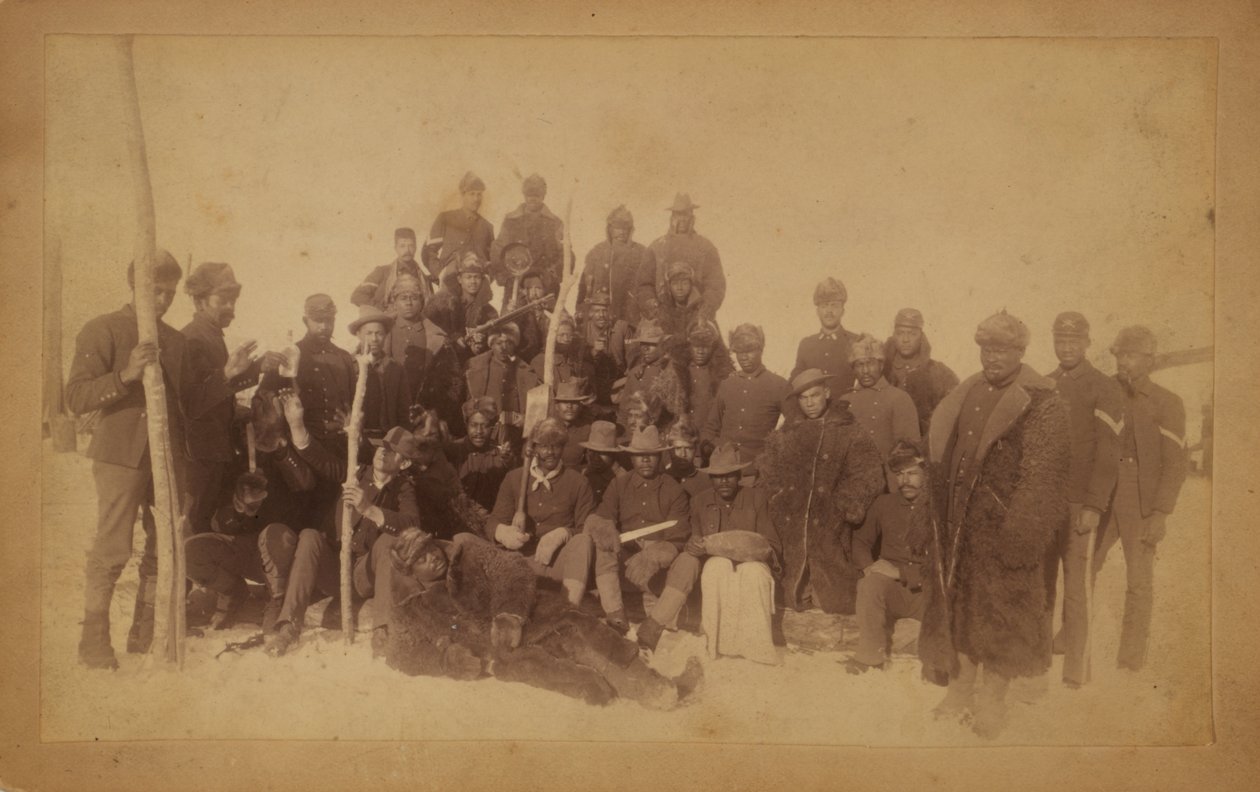 Búfalo soldados da 25a infantaria, alguns em vestes do búfalo, Fort Keogh, Montana, 1890 (impressão da prata da gelatina) de American Photographer
