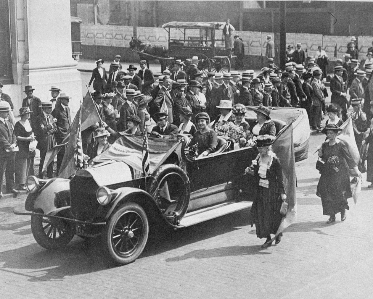Carrie Chapman Catt (1859-1947) Upton e Shuler sendo conduzidos em uma parada do sufrágio, 1919 de American Photographer